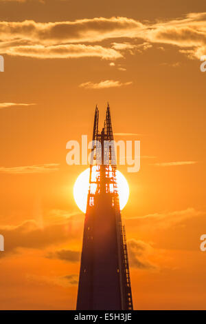London, UK. 31st July, 2014. Weather: Dramatic split sun during sunset behind The Shard Building in London Credit:  Guy Corbishley/Alamy Live News Stock Photo