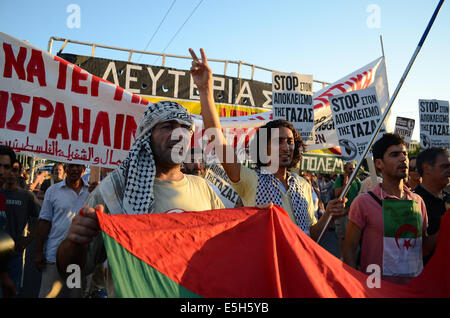 Athens, Greece. 31st July, 2014. People from Palestine wear the tradional scarf of Palestininas in their necks. Left wing party supporters together with people from Palestine organise a demonstration in Athens in support of the state of Palestine demanding the stop of the bloodshed. (Poto by George Panagakis/Pacific Press/Alamy Live News) Stock Photo