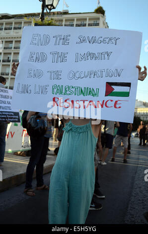 Athens, Greece. 31st July, 2014. A demonstrator holds a placard with a message of support to the Palestine resistance. Left wing party supporters together with people from Palestine organise a demonstration in Athens in support of the state of Palestine demanding the stop of the bloodshed. (Poto by George Panagakis/Pacific Press/Alamy Live News) Stock Photo