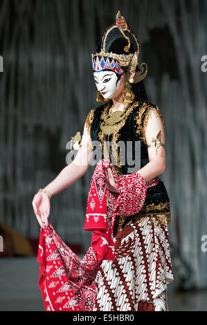 Asian woman dancing Java traditional dance (Sekar Puri dance) isolated ...