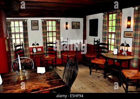 SUDBURY, MASSACHUSETTS:  The colonial-era pub room inside the historic 1716 Wayside Inn Stock Photo