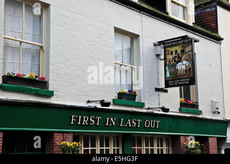 9513. High Street, Old Town, Hastings, East Sussex Stock Photo