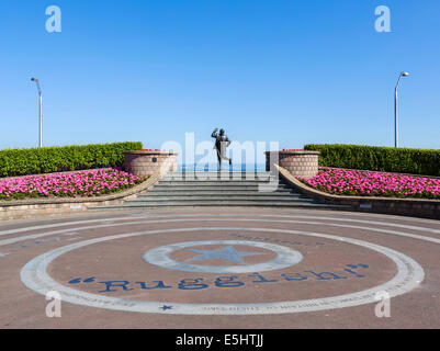 Statue of comedian Eric Morecambe in his 'Bring Me Sunshine' pose on the seafront in the seaside resort of Morecambe, Lancs, UK Stock Photo