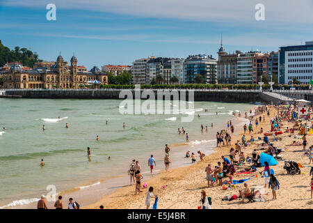 Playa de la Concha beach with Ayuntamiento or Town Hall behind, Donostia San Sebastian, Gipuzkoa, Basque Country, Spain Stock Photo