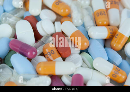 tabletten medikamente pillen medikament pille tablette apotheke gesundheit medizin medizinisch pharma pharmazie pharmazeutisch b Stock Photo