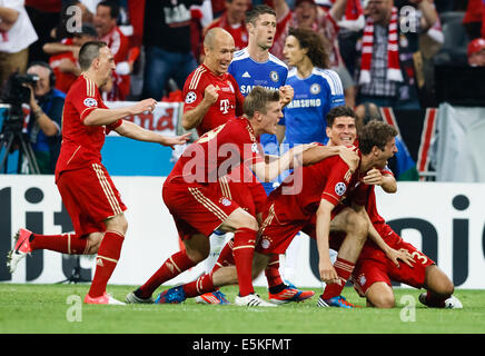 Ribery, Robben, Kroos, Gomez and Muller of Bayern celebrate (Cahill, Luiz of Chelsea are behind) Stock Photo