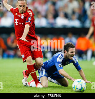 Mata of Chelsea (R) and Ribery of Bayern Stock Photo