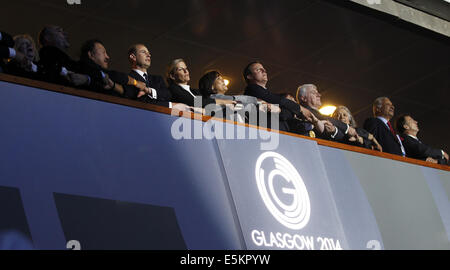 Glasgow, UK. 3rd Aug, 2014. British Prince Edward Earl of Wessex (4th L), British Prime Mininster David Cameron (5th R), CGF President Prince Imran (3rd L) and First Minister of Scotland Alex Salmond (2nd L) sing Auld Lang Syne hand in hand in the royal box during the closing ceremony for the Glasgow 2014 Commonwealth Games at the Hampden Park in Glasgow, the United Kingdom, on Aug. 3, 2014. Credit:  Wang Lili/Xinhua/Alamy Live News Stock Photo