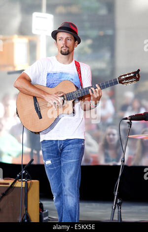 Recording artist Jason Mraz performs in concert at NBC's 'Today Show' at Rockefeller Plaza on July 18, 2014. © Debby Wong/Alamy Stock Photo