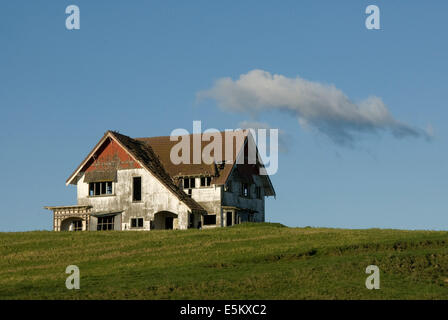 Abandoned house on hilltop near Carterton, Wairarapa, North Island, New Zealand Stock Photo