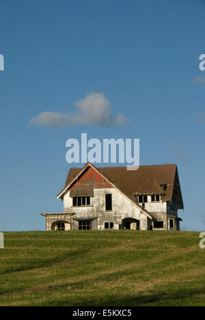 Abandoned house on hilltop near Carterton, Wairarapa, North Island, New Zealand Stock Photo