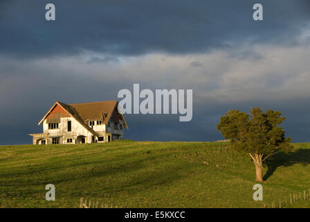 Abandoned house on hilltop near Carterton, Wairarapa, North Island, New Zealand Stock Photo