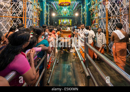 Pilgrims queuing for Puja during the Pongala festival, Attukal Devi Temple, Thiruvananthapuram, Kerala, India Stock Photo