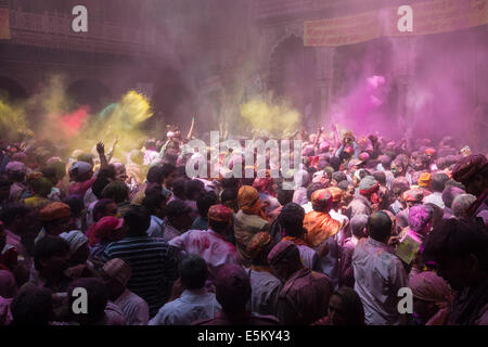 Devotees celebrating and throwing coloured powder, Holi festival, Banke Bihari Temple, Vrindavan, Uttar Pradesh, India Stock Photo