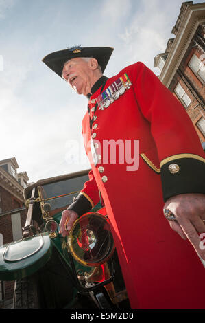 Royal Chelsea Hospital. London, UK. 4th August 2014. Chelsea Pensioners gather at the Royal Chelsea Hospital in west London to take part in an Edwardian Car Cavalcade through central London as part of the anniversary of WW1. Credit:  Lee Thomas/Alamy Live News Stock Photo
