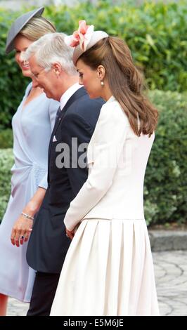 Liege, Belgium. 04th Aug, 2014. Britain's Catherine, Duchess of Cambridge (R), is welcomed by King Philippe of Belgium (C) and Queen Mathilde of Belgium as he arrives at the Abbey of St Lawrence to attend the commemoration for the 100th anniversary of the outbreak of the First World War, in Liege, Belgium, 04 August 2014. Photo: RPE/Albert Philip van der Werf// - ATTENTION! NO WIRE SERVICE -/dpa/Alamy Live News Stock Photo