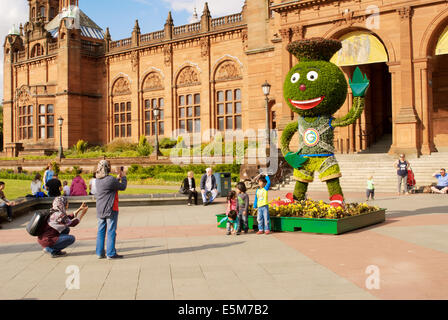 A floral sculpture of the official Glasgow 2014 Commonwealth Games mascot, Clyde, in front of  the Kelvingrove Art Gallery Stock Photo