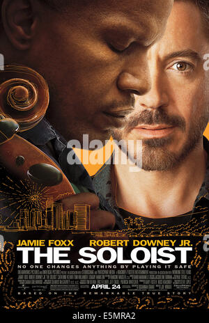 THE SOLOIST, from left: Jamie Foxx, Robert Downey Jr., 2009. PH: Francois Duhamel/©DreamWorks SKG/Courtesy Everett Collection Stock Photo