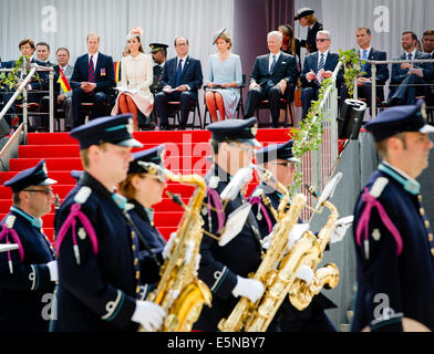 Liege, Belgium. 04th Aug, 2014. Belgian Prime Minister Elio Di Rupo (L-R), Britain's Prince William, Duke of Cambridge, Catherine, Duchess of Cambridge, French President Francois Hollande, Queen Mathilde, King Philippe of Belgium, German President Joachim Gauck, Spanish King Felipe and Prince Guillaume of Luxembourg participate in a ceremony of remembrance for the 100th anniversary of the outbreak of the First World War, at the Allies' Memorial, in Cointe, near Liege, Belgium, 04 August 2014. Photo: Patrick van Katwijk/NETHERLANDS AND FRANCE OUT -NO WIRE SERVICE-/dpa/Alamy Live News Stock Photo