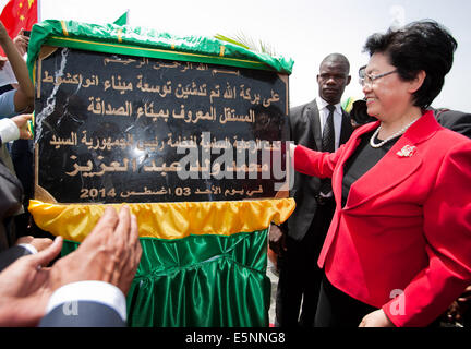 Nouakchott, Mauritania. 4th Aug, 2014. Li Bin (R), Chinese President Xi Jinping's special envoy and head of the National Population and Family Planning Commission, unveils the monument at the completion ceremony of the Port Autonome of Nouakchott, known as the Port of Amitie, in Nouakchott, capital of Mauritania, Aug. 3, 2014. The first three berths of the port were constructed by China from 1979 to 1986 as the second biggest project among China's assistance constructions in Africa. Credit:  Xinhua/Alamy Live News Stock Photo