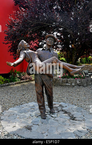 Quiet Man statue of Maureen O’Hara and John Wayne's characters in the film 'The Quiet Man' in Cong, County Mayo, Ireland Stock Photo