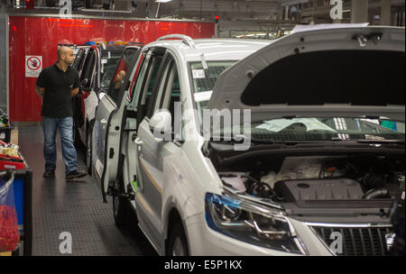 Palmela, Portugual. 25th June, 2014. Manufacturing process at the VW plant in Palmela, Portugual, 25 June 2014. Photo: TIM BRAKEMEIER/DPA/Alamy Live News Stock Photo