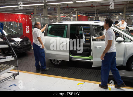 Palmela, Portugual. 25th June, 2014. Manufacturing process at the VW plant in Palmela, Portugual, 25 June 2014. Photo: TIM BRAKEMEIER/DPA/Alamy Live News Stock Photo