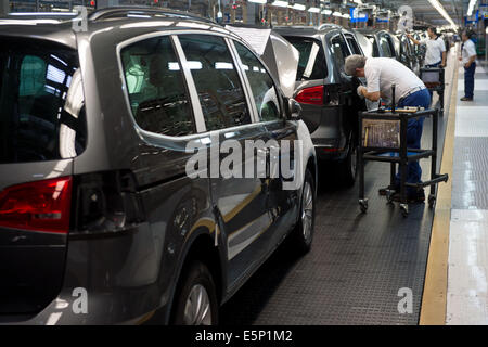 Palmela, Portugual. 25th June, 2014. Manufacturing process at the VW plant in Palmela, Portugual, 25 June 2014. Photo: TIM BRAKEMEIER/DPA/Alamy Live News Stock Photo