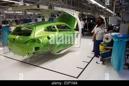 Palmela, Portugual. 25th June, 2014. Manufacturing process at the VW plant in Palmela, Portugual, 25 June 2014. Photo: TIM BRAKEMEIER/DPA/Alamy Live News Stock Photo