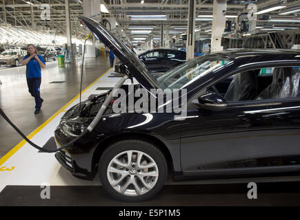 Palmela, Portugual. 25th June, 2014. Manufacturing process at the VW plant in Palmela, Portugual, 25 June 2014. Photo: TIM BRAKEMEIER/DPA/Alamy Live News Stock Photo