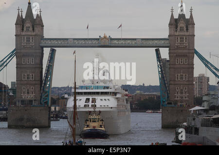 London,UK. 4th August 2014. Luxury cruise ship Silver Cloud passes under Tower Bridge after docking next to HMS Belfast Credit:  amer ghazzal/Alamy Live News Stock Photo
