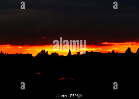 Wimbledon London,UK. 4th August 2014. UK Weather:  Sky turns orange during a dramatic sunset over London Credit:  amer ghazzal/Alamy Live News Stock Photo