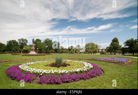 Denver, Colo, USA. 1st Aug, 2014. 8/1/2014. Flowers bloom on a summer day at City Park, a 330 acre park which includes the Denver Zoo, Ferril and Duck Lakes and the Boat Pavilion and is the central attraction of a neighborhood by the same name in Denver, Colorado. © Ralph Lauer/ZUMA Wire/Alamy Live News Stock Photo