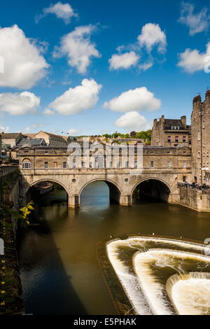 The 18th century Pulteney Bridge and the River Avon in Bath, Somerset ...