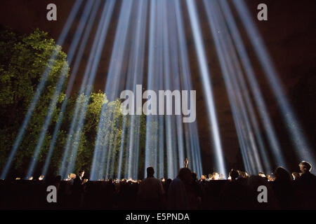 London, UK. 4th Aug, 2014. Spectra is an artwork by Ryoji Ikeda on the river bank of the Thames in London.  The artwork marks a moment of national commemoration on the 100th anniversary of the outbreak of the First World War. August 4th 2014. Credit:  Lloyd/Alamy Live News Stock Photo