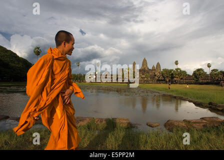 A Buddhist monk on the outside of the Temple of Angkor Wat. The plan of Angkor Wat is difficult to grasp when walking through th Stock Photo