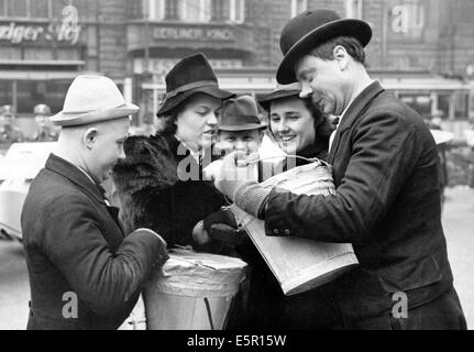 The comedian duo Pat and Patachon collect donations for the 6th Reich Street Collection of the KWHW (war winter relief organization) in Berlin, Germany, February 1942. Fotoarchiv für Zeitgeschichte - NO WIRE SERVICE Stock Photo