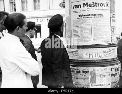 The picture from a Nazi news report shows young men reading the announcement of the draft on an advertizing column in Berlin, Germany, June 1935. On 16 March 1935 against the prohibition by the Treaty of Versailles, the general draft war reinstated in the Third Reich. Fotoarchiv für Zeitgeschichte - NO WIRE SERVICE Stock Photo