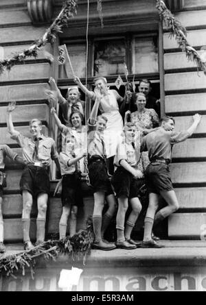 People cheer at Hitler's victory procession outside of the new Reichs Chancellery on Wilhelmplatz as Hitler returns from his Felsennest headquarters after the Armistice of Compiegne was signed that ended the western campaign in France in Berlin, Germany, 06 July 1940. Fotoarchiv für Zeitgeschichte - NO WIRE SERVICE Stock Photo