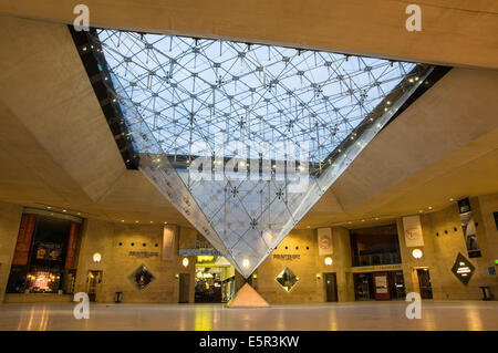 La Pyramide Inversée, The Inverted Pyramid in the Carrousel du Louvre shopping mall, Paris, France Stock Photo