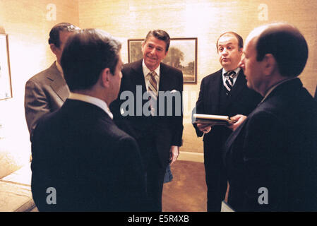 US. 4th Aug, 2014. FILE PIX: United States President Ronald Reagan, center, participates in an informal meeting that includes White House Press Secretary James S. Brady, right center, and Deputy Chief of Staff Michael K. Deaver, right at the White House in Washington, DC on January 29, 1981. Brady passed away on Monday, August 4, 2014. Credit:  dpa picture alliance/Alamy Live News Stock Photo