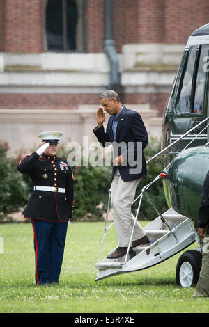 United States President Barack Obama is greeted as he exits Marine One at Fort Lesley J. McNair in Washington, DC, as he returns from a week-end Camp David, Sunday, August 3, 2014. © dpa picture alliance/Alamy Live News Stock Photo