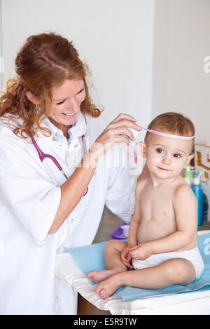 https://l450v.alamy.com/450v/e5r9tw/pediatrician-measuring-the-circumference-of-a-2-month-old-babys-head-e5r9tw.jpg