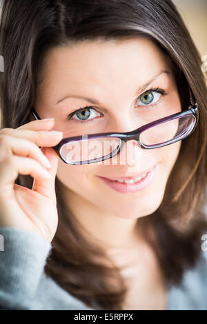 how to wear prescription glasses