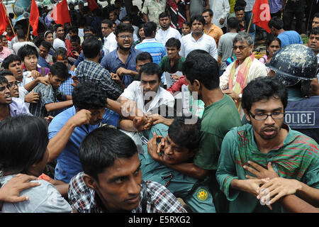 Dhaka, Bangladesh. 5th August, 2014. Protesters scuffled with the police during a protest. The unpaid apparel workers of Tuba Group on Tuesday lead siege to the building of Bangladesh Garment Manufactures & Exporters Association (BGMEA) at Karwan Bazar in Dhaka to press home their demand of payment of wages arrears. Credit:  Mohammad Asad/Pacific Press/Alamy Live News Stock Photo