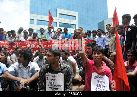 Dhaka, Bangladesh. 5th August, 2014. Bangladeshi with placards and shouting slogans during the unpaid apparel workers protest of Tuba Group on Tuesday which lead siege to the building of Bangladesh Garment Manufactures & Exporters Association (BGMEA) at Karwan Bazar in Dhaka to press home their demand of payment of wages arrears. Credit:  Mohammad Asad/Pacific Press/Alamy Live News Stock Photo