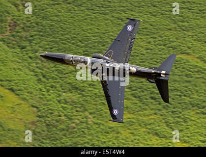 RAF Hawk T2 Jet trainer low level in the Mach Loop, Machynlleth area of Wales Stock Photo