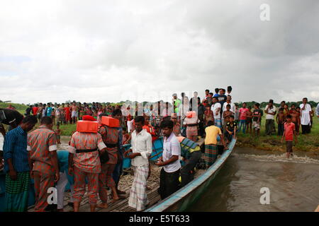 Mawa, Bangladesh, Bangladesh. 4th Aug, 2014. Rescue workers return after searching for ferry. The Pinak-6, a passenger vessel sank in the middle of the river Padma on its way to Mawa from Kawrakandi terminal. The boat capsized since the river was rough due to the stormy weather. At least 250 people were in the capsized boat. Local people rescued nearly 45 passengers from the river and many other are still missing. Stormy weather and strong current hamper the rescue operation. © Suvra Kanti Das/ZUMA Wire/ZUMAPRESS.com/Alamy Live News Stock Photo