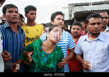 Mawa, Bangladesh, Bangladesh. 4th Aug, 2014. Relatives mourn victims. The Pinak-6, a passenger vessel sank in the middle of the river Padma on its way to Mawa from Kawrakandi terminal. The boat capsized since the river was rough due to the stormy weather. At least 250 people were in the capsized boat. Local people rescued nearly 45 passengers from the river and many other are still missing. Stormy weather and strong current hamper the rescue operation. © Suvra Kanti Das/ZUMA Wire/ZUMAPRESS.com/Alamy Live News Stock Photo