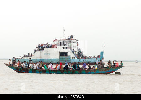 Dhaka, Bangladesh. 5th August, 2014. Peoples journey by ordinary boat in Padma River, Munshiganj. An overloaded ferry carrying up to 200 passengers and capsized August 4 on Padma River in Munshiganj, central Bangladesh, and Near Dhaka 5th August 2014. 5th Aug, 2014. Credit:  K M Asad/ZUMA Wire/ZUMAPRESS.com/Alamy Live News Stock Photo